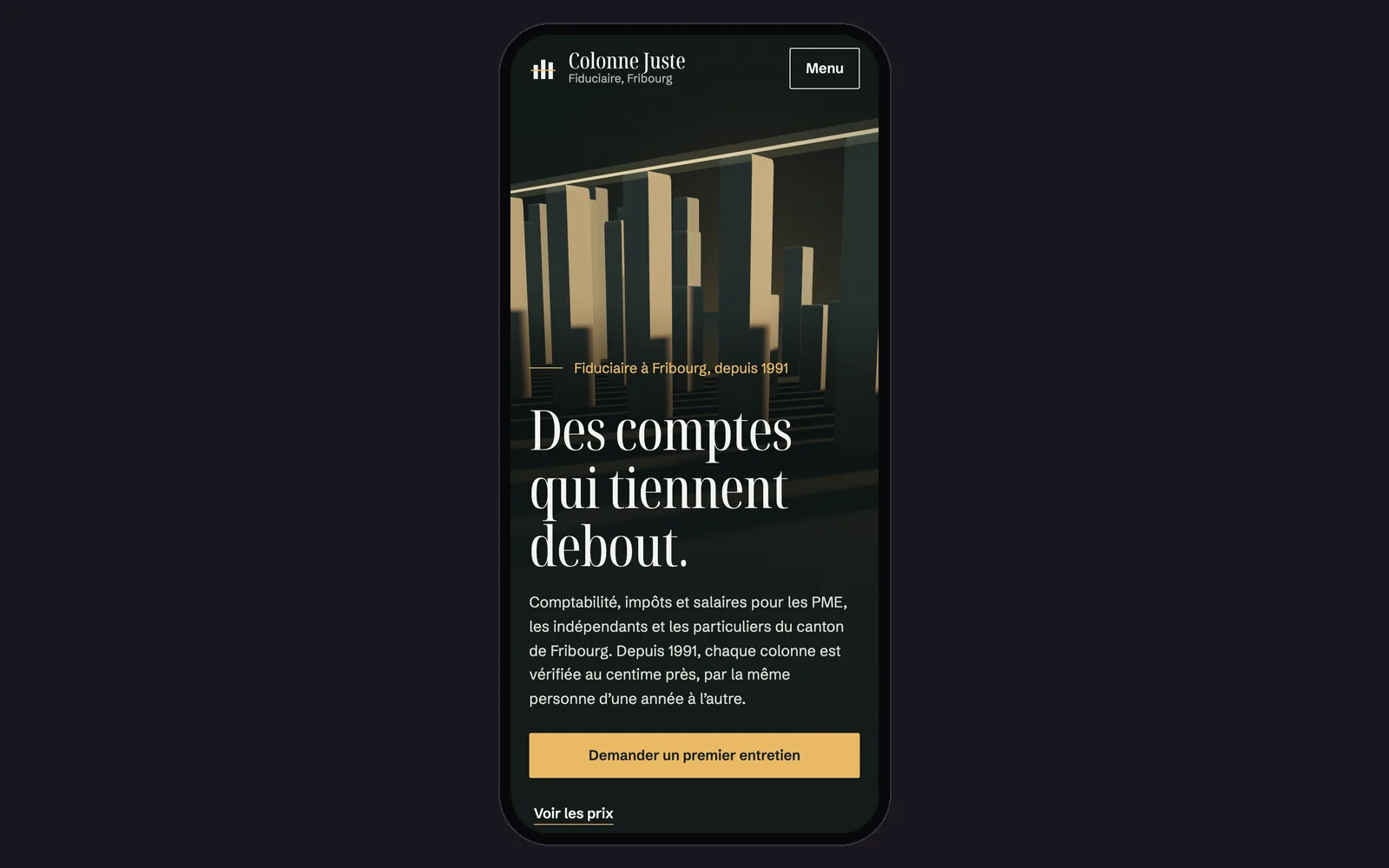 Vue « Accueil sur téléphone » de la refonte de Colonne Juste (fiduciaire, Fribourg), dans un cadre de téléphone